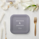 Assiettes En Carton Elegant Lavender Minimalist<br><div class="desc">This elegant wedding plate features a minimalist design with a gradient lavender and lilac color palette, creating a soft and sophisticated atmosphere. The centered composition highlights the names "Amanda & Jordan" in clean, sans-serif typography, accompanied by smaller serif fonts for location and date details, ensuring clarity and focus. The absence...</div>