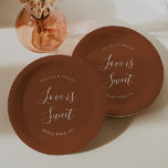 Assiettes En Carton Élégant Mariage de calligraphie minimaliste en ter<br><div class="desc">Cette élégante plaque de papier mariage en terre cuite minimaliste calligraphie est parfaite pour un mariage rustique. Le design comporte une belle police de calligraphie dans un arrière - plan sombre.</div>