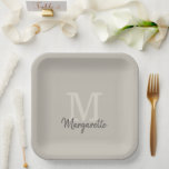 Assiettes En Carton Élégant Neutre Nom et Monogramme initial<br><div class="desc">Elégant Neutrals Nom et Monogramme initial Elégant Bachelorette Party,  Anniversaire ou toute fête personnalisée imaginable qui peut être customisé avec votre nom initial et prénom. La couleur arrière - plan peut également être customisée pour correspondre à tout décor souhaité. Cliquez simplement sur le bouton personnaliser pour modifier les couleurs</div>