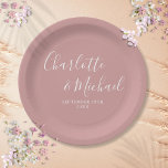 Assiettes En Carton Élégant script de signature Dusty Rose Mariage<br><div class="desc">Élégante signature de plaques de papier mariage rose poussiéreux personnalisées avec les noms de style signature et votre date spéciale mariage. Conçu par Thisisnotme©</div>