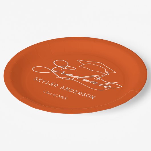 Assiettes En Carton Élégant Script Grad Casquette Orange Graduation (Angle)