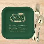 Assiettes En Carton Élégant Script Green Gold Graduation Party<br><div class="desc">Élégante plaque de papier de la fête de graduation verte et or avec "Classe de" dans une couronne de laurier avec un casquette et diplôme,  le nom du diplômé dans un script formel,  et "Félicitations" et leur nom d'école dans la typographie classique moderne.</div>