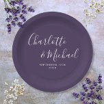 Assiettes En Carton Élégant script signature Mariage violet<br><div class="desc">Plaques de papier mariage violet signature élégantes personnalisées avec des noms de style signature et votre date de mariage spécial. Conçu par Thisisnotme©</div>