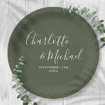 Assiettes En Carton Élégant signature Script Mariage vert olive<br><div class="desc">Élégante signature script olive vert mariage plaques personnalisées avec des noms de style signature et votre date spéciale mariage. Conçu par Thisisnotme©</div>