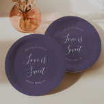 Assiettes En Carton Élégant violet minimaliste Mariage de calligraphie<br><div class="desc">Cette élégante calligraphie minimaliste violet assiettes en papier mariage est parfaite pour un mariage rustique. Le design comporte une belle police de calligraphie dans un arrière - plan violet.</div>