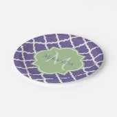 Assiettes En Carton Élégant violet Quatrefoil et nom vert Monogramme (Angle)