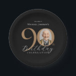 Assiettes En Carton Elégante Black Gold Photo 90th Birthday Party<br><div class="desc">Elégante Black Gold Photo 90th Birthday Party Papier Plaques. Célébrez un anniversaire marquant avec notre design élégant Black and Gold Simple, parfait pour ajouter une touche de sophistication à votre journée spéciale. Ce design personnalisable présente un arrière - plan noir élégant, orné d'élégants accents dorés, créant un look intemporel et...</div>