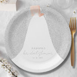 Assiettes En Carton Élégante Fête des mariées de mariée<br><div class="desc">Une mariée en robe mariage surplombant une rose blanche sur un arrière - plan gris pâle (ou de toute couleur),  ajoute un bel ajout à votre décor de douche nuptiale. CORRESPONDRE des articles dans notre magasin.</div>