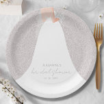 Assiettes En Carton Élégante Fête des mariées de mariée<br><div class="desc">Une mariée dans sa robe mariage sur une rose blanche sur un arrière - plan gris lilas doux (ou toute couleur),  fait un bel ajout à votre décor de douche nuptiale. CORRESPONDRE des articles dans notre magasin.</div>