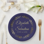 Assiettes En Carton Elégante frontière Ornate Marine Mariage bleu & or<br><div class="desc">Ces belles plaques en papier bleu marine foncé présentent un design simple mais élégant avec une bordure florale dorée en faux film orné et de l'espace pour entrer les noms du couple et la date mariage. Entièrement personnalisable. Parfait pour une douche nuptiale, une réception décontractée, un dîner de répétition ou...</div>
