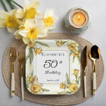 Assiettes En Carton Élégante jonquille jaune Floral 50e anniversaire<br><div class="desc">Design floral "50th Birthday" aux jonquilles jaunes élégantes,  avec un cadre carré fleuri de jonquilles entourant un cadre blanc et vert sur un arrière - plan jaune et blanc en détresse.</div>