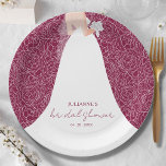 Assiettes En Carton Élégante mariée sur la Fête des mariées de cannebe<br><div class="desc">Une mariée en robe mariage sur une rose blanche sur un arrière - plan de canneberge (ou de toute couleur),  fait un bel ajout à votre décor de douche nuptiale. CORRESPONDRE des articles dans notre magasin.</div>