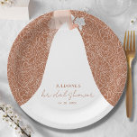 Assiettes En Carton Élégante mariée sur la Fête des mariées de Terraco<br><div class="desc">Une mariée en robe mariage sur une rose blanche sur un arrière - plan en terre cuite (ou de toute couleur),  ajoute un bel ajout à votre décor de douche nuptiale. CORRESPONDRE des articles dans notre magasin.</div>