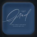 Assiettes En Carton Élégante tendance Calligraphie Script Graduation<br><div class="desc">Simple tendance calligraphie Photo Graduation Party Paper Plates comporte un élégant script de calligraphie,  et les détails du diplômé.</div>