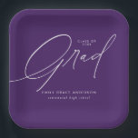 Assiettes En Carton Élégante tendance Calligraphie Script Graduation<br><div class="desc">Simple tendance calligraphie Photo Graduation Party Paper Plates comporte un élégant script de calligraphie,  et les détails du diplômé.</div>