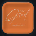 Assiettes En Carton Élégante tendance Calligraphie Script Graduation<br><div class="desc">Simple tendance calligraphie Photo Graduation Party Paper Plates comporte un élégant script de calligraphie,  et les détails du diplômé.</div>