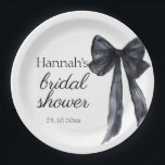 Assiettes En Carton Elle a noué le nœud noir Élégant Shower de mariage<br><div class="desc">Élégant et chic, la collection Black Bow Mon Cherie est parfaite pour une douche de mariage élégante. Avec des nœuds noirs classiques, une typographie intemporelle et une touche de charme parisien, cet ensemble comprend des invitations, des jeux, des pancartes et des décorations pour célébrer la future mariée dans un style...</div>