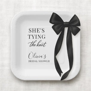 Assiettes En Carton Elle Noue Le Nœud Assemblée De Bow Noir