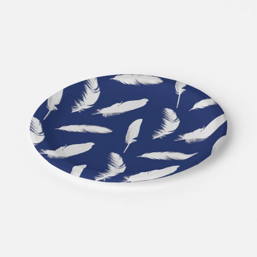 Assiettes En Carton Empreinte en plumes blanches sur bleu foncé / mari (Angle)
