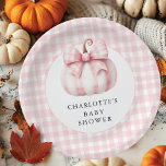 Assiettes En Carton En vichy Pink petit Citrouille<br><div class="desc">Fêtez l'arrivée d'un nouveau lot de joie avec notre charmant design de baby shower rose et blanc en vichy avec un adorable citrouille blanc avec un motif en vichy classique. Idéal pour la douche d’une petite fille, ce design allie élégance et jeu, ce qui en fait un choix inoubliable pour...</div>