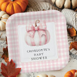 Assiettes En Carton En vichy Pink petit Citrouille<br><div class="desc">Fêtez l'arrivée d'un nouveau lot de joie avec notre charmant design de baby shower rose et blanc en vichy avec un adorable citrouille blanc avec un motif en vichy classique. Idéal pour la douche d’une petite fille, ce design allie élégance et jeu, ce qui en fait un choix inoubliable pour...</div>