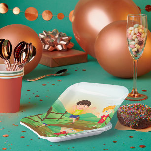 Assiettes En Carton Enfants heureux jouant à l'extérieur