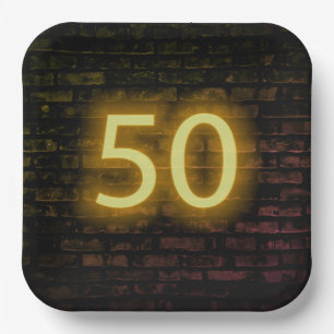 Assiettes En Carton Enseigne néon Birthday 50 sur mur de briques