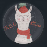 Assiettes En Carton Fa la Llama Noël<br><div class="desc">Design amusant mais élégant d'un lama mignon chantant des cantiques de noël en rouge,  tricoté casquette avec une manteau sur le dessus et une écharpe d'hiver. Customisez le texte avec l'option modèle facile. Art et design par Mira</div>