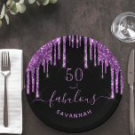 Assiettes En Carton Fabuleux anniversaire noir violet parties scintill<br><div class="desc">Une plaque de papier d'anniversaire branchée et glamour du 50ème (ou de n'importe quel âge). Un arrière - plan noir classique décoré avec des gouttes de parties scintillant couleur violet foncé, la peinture goutte à goutte. Avec le texte : 50 et fabuleux. Personnalisez et ajoutez un nom. Texte de couleur...</div>