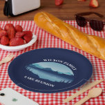 Assiettes En Carton Famille personnalisée Réunion Blue Lake Vacances<br><div class="desc">Cette serviette de bain cool personnalisée vous propose une rivière bleue sereine entourée d'arbres et votre texte personnalisé pour une réunion de famille,  un séjour de camping ou des vacances d'été. Customisez avec votre nom de famille ou un autre nom de groupe.</div>