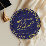 Assiettes En Carton Félicitations À Notre Grad Gold Blue Graduation<br><div class="desc">Faites de votre fête de remise des diplômes 2025 une expérience inoubliable avec cette suite moderne. Doté d'un confetti d'or sur un arrière - plan bleu et d'une calligraphie élégante, il saisit parfaitement la brillance de votre succès. La conception peut être adaptée à vos besoins et préférences spécifiques. Veuillez contacter...</div>