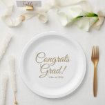 Assiettes En Carton Félicitations classe d'écriture d'or année élégant<br><div class="desc">Félicitations Grad personnalisé texte de script classique et de classe année de graduation des plaques de papier de fête. Design sobre et élégant. Texte en faux or entièrement personnalisable en couleur arrière - plan blanche. Toutes les couleurs sont modifiables. Ce sont des serviettes de fête de remise des diplômes. Consultez...</div>