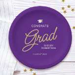 Assiettes En Carton Félicitations Grad Script Moderne Purple Graduatio<br><div class="desc">Plaques de papier peint en violet et or. Le design comporte le mot "grad" dans un script d'écriture dorée moderne et élégant contre un arrière - plan violet. Personnalisez ces plaques de papier Grad party avec le nom et l'année du diplômé.</div>