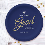 Assiettes En Carton Félicitations Grand Script Moderne Marine Bleu Gra<br><div class="desc">Plaques de papier de fin d'études en bleu marine et or. Le design comporte le mot "grad" dans un script d'écriture dorée moderne et élégant contre un arrière - plan bleu marine. Personnalisez ces plaques de papier Grad party avec le nom et l'année du diplômé.</div>