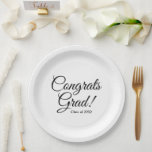 Assiettes En Carton Félicitations grat noir blanc cours de script pers<br><div class="desc">Félicitations grad noir et blanc coutume texte de script classique et de classe année de graduation des plaques de papier fête. Design sobre et élégant. Texte noir entièrement personnalisable en couleur arrière - plan blanche. Toutes les couleurs sont modifiables. Ce sont des serviettes de fête de remise des diplômes. Consultez...</div>