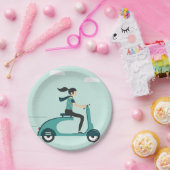 Assiettes En Carton Femme Sur Un Scooter (Fête)