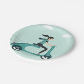 Assiettes En Carton Femme Sur Un Scooter (Angle)