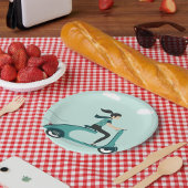 Assiettes En Carton Femme Sur Un Scooter