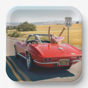 Assiettes En Carton Femmes dans une Corvette rouge de 1966 sur la rout