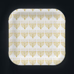 Assiettes En Carton Festif Menorah Hanoukka bougies Motif blanc<br><div class="desc">Faux bougies menorah en feuille d'or pour votre fête Hanoukka. Illustration de la menorah lunaire avec des étoiles blanches recouvertes de bougies célestes sur un socle de bougies menorah en faux or. Menorah élégante étoile Hanoukka illustrée cadeaux de design et produits en papier.</div>
