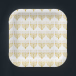 Assiettes En Carton Festif Menorah Hanoukka bougies Motif blanc<br><div class="desc">Faux bougies menorah en feuille d'or pour votre fête Hanoukka. Illustration de la menorah lunaire avec des étoiles blanches recouvertes de bougies célestes sur un socle de bougies menorah en faux or. Menorah élégante étoile Hanoukka illustrée cadeaux de design et produits en papier.</div>