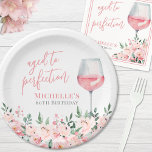 Assiettes En Carton Fête d'anniversaire du vin Floral<br><div class="desc">Vin rond Floral 60e Anniversaire Plaque en papier. Fêtez un jalon dans le style avec cette élégante plaque de papier rond avec des roses d'aquarelle rose plus foncé et plus foncé et de la verdure le long du fond. Un verre de vin moderne rempli de vin rose se trouve sur...</div>