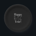 Assiettes En Carton Fête de la Saint Sylvestre Noir et Blanc<br><div class="desc">Il s'agit d'un design moderne, élégant et du Nouvel An. Il est en noir et blanc classique avec design de script de typographie moderne. Il a le message, "Bonne année !" avec espace pour vous d'ajouter l'année de célébration. Parfait pour une fête de la Saint-Sylvestre moderne et chic. Pour personnaliser,...</div>