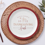 Assiettes En Carton Fête de l'Action de grâce<br><div class="desc">Servez des bonbons Thanksgiving sur ces assiettes en papier festif dans les tons d'automne grenat et citrouille. Design est doté d'une bordure rouge foncé avec vos noms,  l'année,  et "Fête de l'Action de grâce" en bloc tendance et typographie de script avec une illustration de gland.</div>