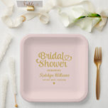 Assiettes En Carton Fête des mariées de Mariage rose personnalisé<br><div class="desc">Les élégantes plaques personnalisées de mariage en papier de fête disposent d'un design moderne de script de calligraphie "Fête des mariées" avec un accent de coeur mignon. Personnalisez avec le nom de la mariée et le nom de future Mme qui l’événement honore. Design propre et simple. A noter, le jeu...</div>