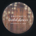 Assiettes En Carton Fête des mariées de voyants à cordes de bois rusti<br><div class="desc">L'arrière - plan en bois de cerisier et les lampes à cordes sur ce design sont si riches et magnifiques ; il est parfait pour une douche nuptiale rustique.</div>