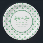 Assiettes En Carton Fête des mariées irlandaise du Shamrock vert St. P<br><div class="desc">Plaques de papier de Fête des mariées irlandaise St. Patrick Shamrock vert - Lucky in Love</div>