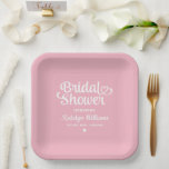 Assiettes En Carton Fête des mariées Mariage rose personnalisée<br><div class="desc">Les élégantes plaques personnalisées de mariage en papier de fête disposent d'un design moderne de script de calligraphie "Fête des mariées" avec un accent de coeur mignon. Personnalisez avec le nom de la mariée et le nom de future Mme qui l’événement honore. Design propre et simple. Notez que le jeu...</div>