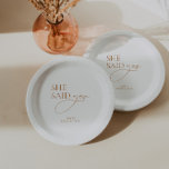 Assiettes En Carton Fête des mariées minimaliste élégante blanche<br><div class="desc">Faites de votre fête mariage un mélange parfait de minimalisme et d'élégance incarné dans nos Plaques de Livre Blanc ornées d'un subtil monogramme. Faites preuve de sophistication sans effort et faites de votre journée spéciale une expérience inoubliable. Coordonne avec la collection de Faire-part de mariage "Chloe". Découvrez le jeu de...</div>