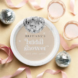 Assiettes En Carton Fête des mariées Super Silver Retro Disco<br><div class="desc">Revenez dans le temps avec notre collection Retro Disco Ball Bridal Shower Invitations & Decor. Plongez dans la nostalgie de la les années 70 avec des arches beiges et grises, rehaussées de polices de parties scintillant argentées super. L'emblématique boule de disco rétro prend le devant de la scène, évoquant une...</div>